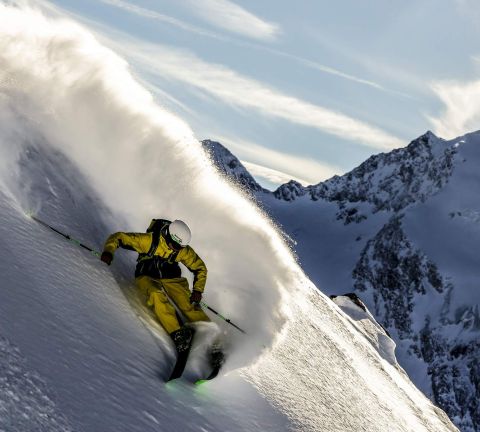 Qui oserait ? Ce freerider, près d'Obergurgl-Hochgurgl dans la vallée de l'Ötztal, s'aventure sur un versant particulièrement raide. Mais il est récompensé par une descente sous un ciel radieux et une neige poudreuse d'une finesse exceptionnelle.