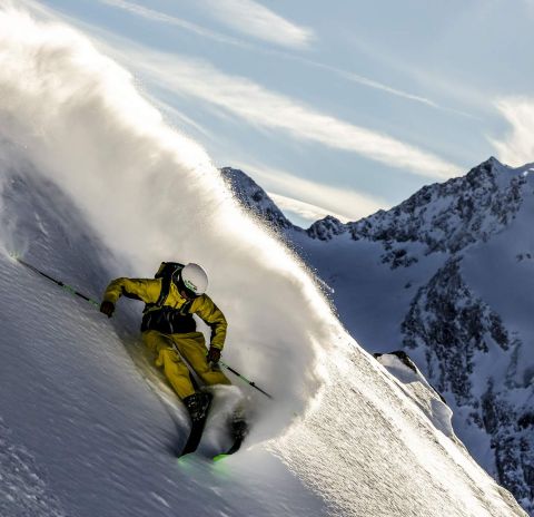 Kto się odważy? Ten freerider w okolicach Obergurgl-Hochgurgl w dolinie Ötztal odważa się zjechać po wyjątkowo stromym zboczu. Ale zostaje nagrodzony zjazdem w idealnej pogodzie i najdrobniejszym puchu.