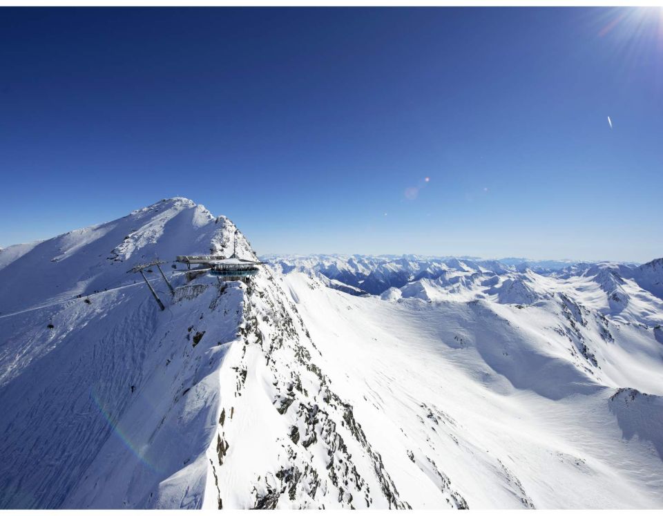 La regione di Obergurgl-Hochgurgl, nella valle Ötztal, offre un panorama montano mozzafiato. Il sole splendente e il cielo azzurro regalano viste mozzafiato.