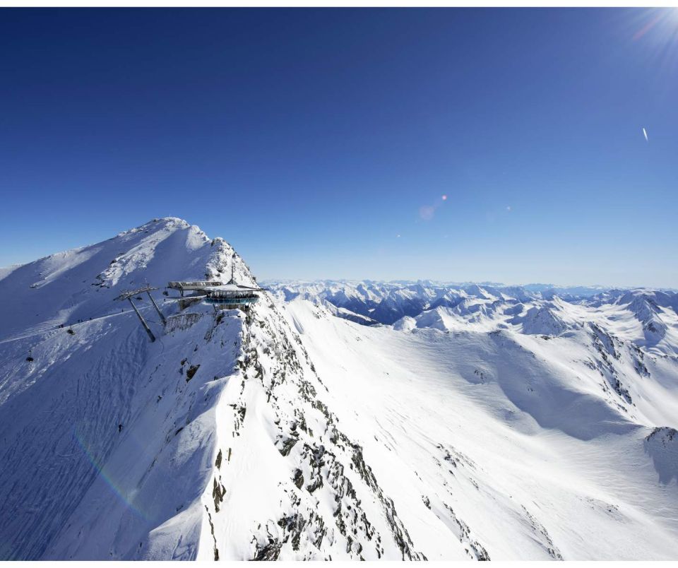 Region Obergurgl-Hochgurgl v údolí Ötztal nabízí úchvatné horské panorama. Jasné slunce a modrá obloha poskytují úchvatné výhledy.