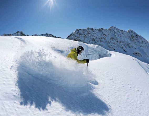 Skifahr-Spaß im Pulverschnee