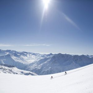 Bei diesem herrlichen Panorama wird der Skitag zum Genuss. Was kann es schöneres geben, als bei strahlendem Sonnenschein die Pisten hinunterzuwedeln?