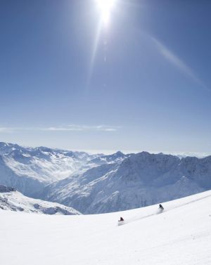 Bei diesem herrlichen Panorama wird der Skitag zum Genuss. Was kann es schöneres geben, als bei strahlendem Sonnenschein die Pisten hinunterzuwedeln?