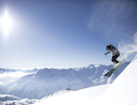 Un soleil radieux, un ciel bleu azur et une neige poudreuse d'une finesse incomparable. Rien d'étonnant à Sölden ! Avec un tel panorama, on n'a qu'une envie : dévaler les pistes !