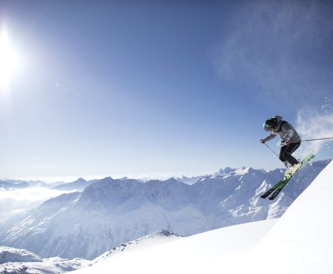 Lots of ski fun in the Ötztal Bright sunshine, blue skies, and the finest powder snow. Totally normal in Sölden! With a view like this, you'll want to hit the slopes immediately!