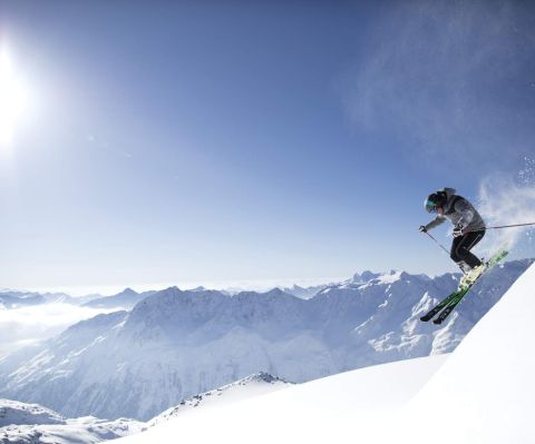 Jasne słońce, błękitne niebo i najdrobniejszy puch. W Sölden to absolutna norma! Z takim widokiem od razu chce się ruszyć na stok!