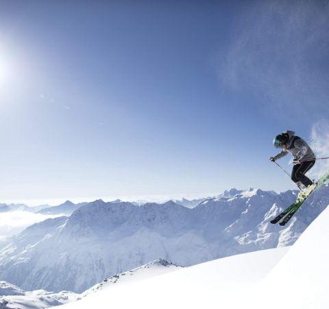 Veel skiplezier in het Ötztal Stralende zon, blauwe lucht en de fijnste poedersneeuw. Heel normaal in Sölden! Met zo'n uitzicht wil je meteen de piste op!