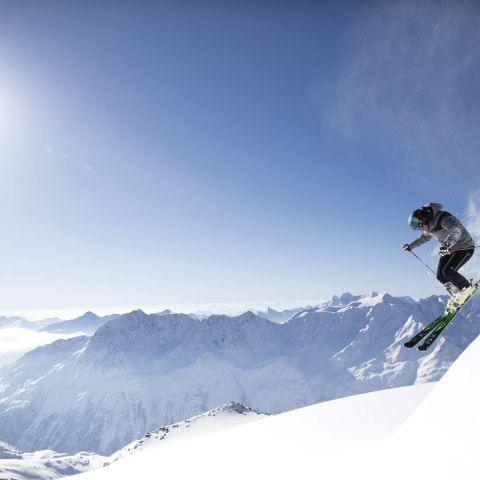 Strahlender Sonnenschein, blauer Himmel und feinster Pulverschnee. In Sölden ganz normal! Bei diesem Ausblick will man sofort ab auf die Piste!