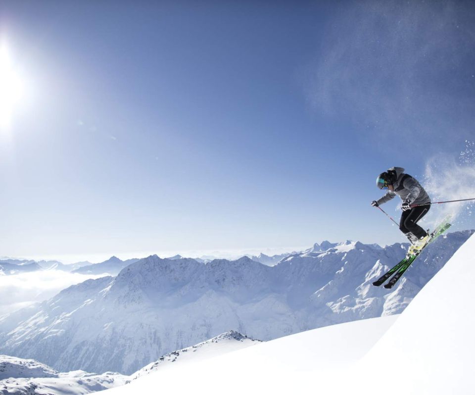 Strahlender Sonnenschein, blauer Himmel und feinster Pulverschnee. In Sölden ganz normal! Bei diesem Ausblick will man sofort ab auf die Piste!