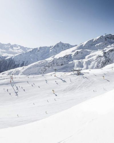 Das Ötztal und besonders Sölden gelten als Mekka für Skifahrer und Snowboarder. Auf unzähligen Pistenkilometern kommen alle Wintersportler auf ihre Kosten.