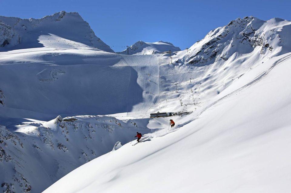 Was hält Dich bei diesem atemberaubenden Panorama noch auf Deinem Stuhl? Jetzt aber nichts wie los und ab auf die Piste! Der Schnee wartet schon auf Dich!