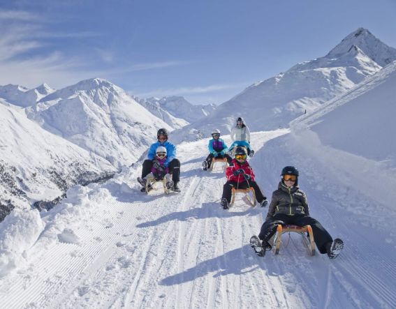 Bei einer rasanten Rodeltour durch die glitzernde Winterlandschaft in Vent kommen alle Winter-Fans auf ihre Kosten. Egal ob Jung oder Alt, der Spaß ist garantiert! Und ein atemberaubendes Panorama gibt es kostenlos obendrauf.