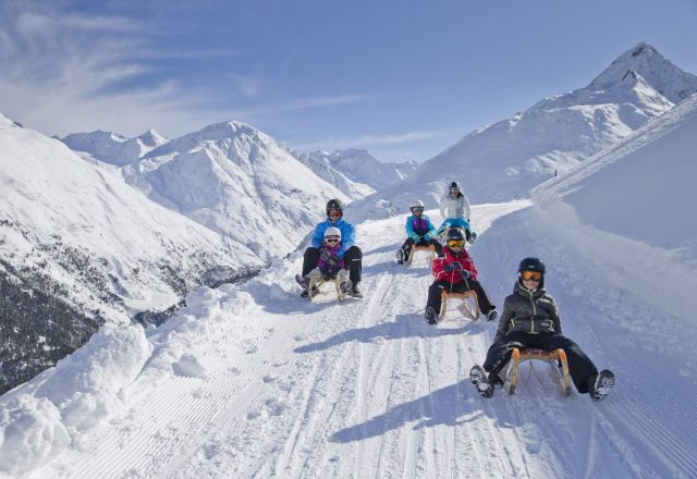 Gita veloce in slittino a Vent Un'emozionante discesa in slittino attraverso lo scintillante paesaggio invernale di Vent è la gioia di tutti gli amanti dell'inverno. Il divertimento è garantito, a tutte le età! E il panorama mozzafiato è incluso gratuitamente.