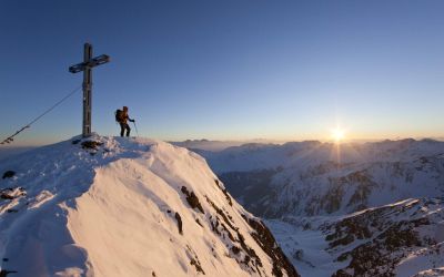 Was gibt es schöneres als eine Skitour in den frühen Morgenstunden. In Vent ist das möglich. Oben angekommen wartet auf die tapferen Tourengeher ein atemberaubender Sonnenaufgang mit Blick über das Ötztal.