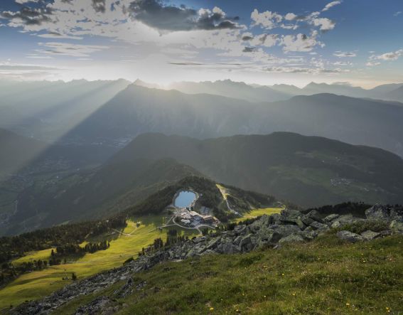 Sei der erste auf dem Berg und genieße die Morgenstimmung mit Ausblick. Hochoetz
