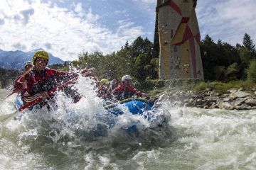 Rafting rund um das Explorer Hotel Ötztal in Umhausen Rasante Fahrten über die Ötztaler Ache garantieren die Guides der AREA 47. Spaß und Action für Groß und Klein sind garantiert! Vom Explorer Hotel Ötztal aus erreichst Du die AREA 47 innerhalb von 15 Minuten.
