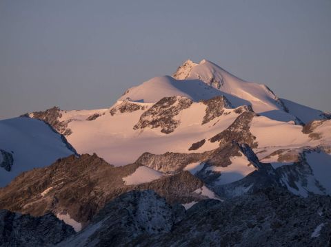 Le Wildspitze, culminant à 3 768 mètres, est le plus haut sommet du Tyrol du Nord et des Alpes de l'Ötztal. Après le Großglockner, c'est le deuxième plus haut sommet d'Autriche.