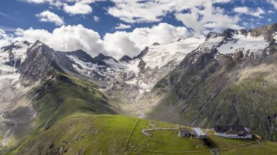 Budete si moci užívat úchvatné panoramatické výhledy na Hohe Mut poblíž Obergurgl-Hochgurgl. V zimě si můžete užít fantastické lyžování v lyžařském středisku Obergurgl-Hochgurgl a v létě na vás čeká nádherná túra k vrcholu Hohe Mut Alm.