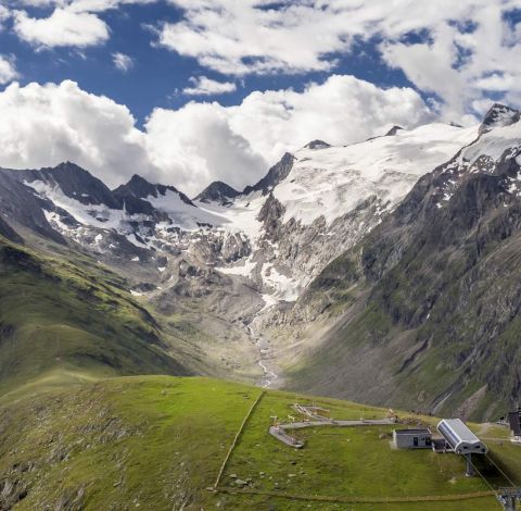 Rozkoszuj się wspaniałymi, panoramicznymi widokami wokół szczytu Hohe Mut w pobliżu Obergurgl-Hochgurgl. Zimą możesz cieszyć się fantastycznymi trasami narciarskimi w ośrodku Obergurgl-Hochgurgl, a latem czeka na Ciebie wspaniała wędrówka na szczyt Hohe Mut Alm.