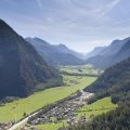 Grüne Wiesen, niedliche kleine Dörfer und ein atemberaubendes Bergpanorama. Das alles findest Du im schönen Ötztal.