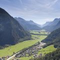 Grüne Wiesen, niedliche kleine Dörfer und ein atemberaubendes Bergpanorama. Das alles findest Du im schönen Ötztal.