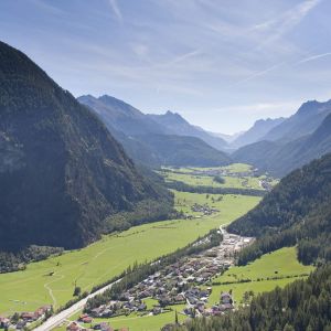 Grüne Wiesen, niedliche kleine Dörfer und ein atemberaubendes Bergpanorama. Das alles findest Du im schönen Ötztal.