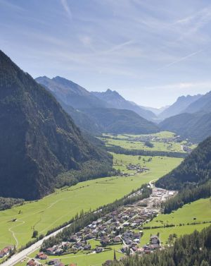 Grüne Wiesen, niedliche kleine Dörfer und ein atemberaubendes Bergpanorama. Das alles findest Du im schönen Ötztal.