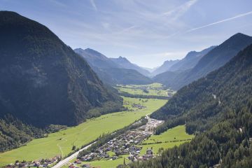 Grüne Wiesen, niedliche kleine Dörfer und ein atemberaubendes Bergpanorama. Das alles findest Du im schönen Ötztal.