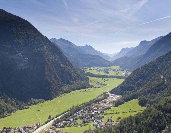 Grüne Wiesen, niedliche kleine Dörfer und ein atemberaubendes Bergpanorama. Das alles findest Du im schönen Ötztal.