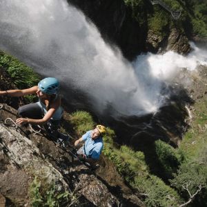 Nervenkitzel am Klettersteig Stuibenfall In unmittelbarer Nähe des imposanten Stuibenfalls befindet sich der Klettersteig Stuibenfall. Ein sehr schöner und nicht allzu schwieriger Klettersteig,der Spaß für jedermann garantiert.