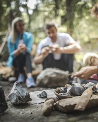 Petits et grands, petits et grands, les visiteurs du village d'Ötzi sont attirés par ses vestiges préhistoriques, ses outils de chasse et de travail, ainsi que ses races anciennes d'animaux de ferme. Plongez au cœur du fascinant monde de l'âge de pierre, il y a 5 000 ans.