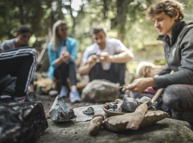 Akár fiatal, akár idős, akár nagy, akár kicsi, az Ötzi falu őskori épületekkel, vadász- és munkaeszközökkel, valamint ősi háziállatfajtákkal vonzza a látogatókat. Merüljön el az 5000 évvel ezelőtti izgalmas kőkorszaki világban.