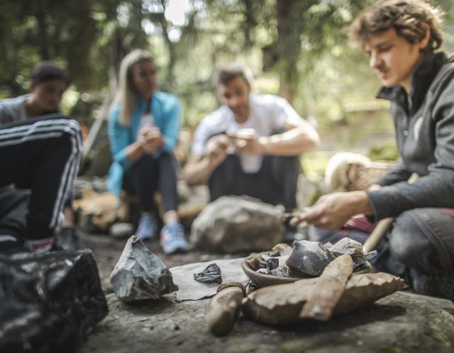 Il Villaggio di Ötzi: un'esperienza per tutte le età Che si tratti di giovani o anziani, grandi o piccoli, il Villaggio di Ötzi attrae i visitatori con edifici preistorici, strumenti di caccia e lavoro e antiche razze di animali domestici. Immergetevi nell'emozionante mondo dell'età della pietra di 5.000 anni fa.