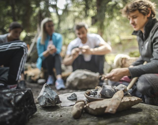 Petits et grands, petits et grands, les visiteurs du village d'Ötzi sont attirés par ses vestiges préhistoriques, ses outils de chasse et de travail, ainsi que ses races anciennes d'animaux de ferme. Plongez au cœur du fascinant monde de l'âge de pierre, il y a 5 000 ans.