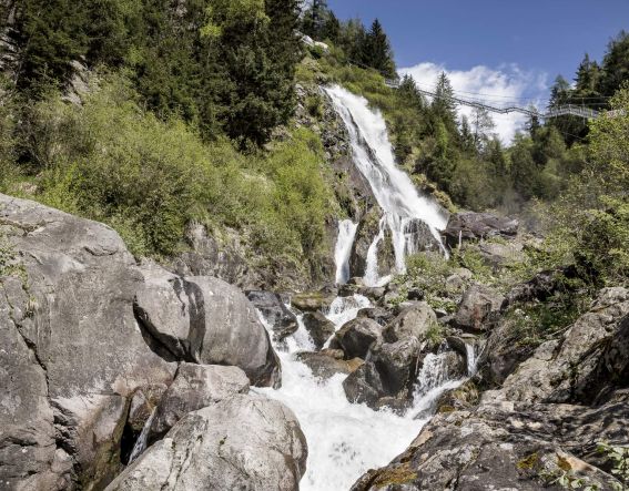 Ein ganz besonders beliebtes Ausflugsziel ist der Stuibenfall bei Umhausen. Der höchste Wasserfall Tirols lockt Wanderer und Entdecker zu jeder Jahreszeit.