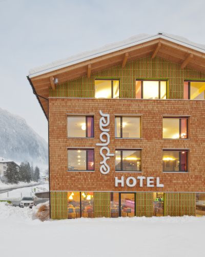 Das Explorer Hotel Montafon im Winter Inmitten der Skigebiete Silvretta Montafon und Brandnertal liegt das trendige Design-Budgethotel in Gaschurn.