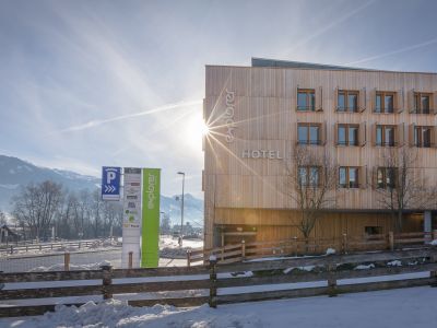 Nur wenige Gehminuten vom Einstieg ins Skigebiet Hochzillertal-Hochfügen liegt das trendige Explorer Hotel Zillertal.