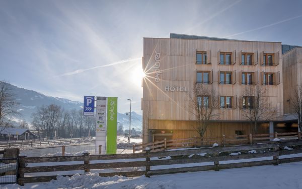 Nur wenige Gehminuten vom Einstieg ins Skigebiet Hochzillertal-Hochfügen liegt das trendige Explorer Hotel Zillertal.
