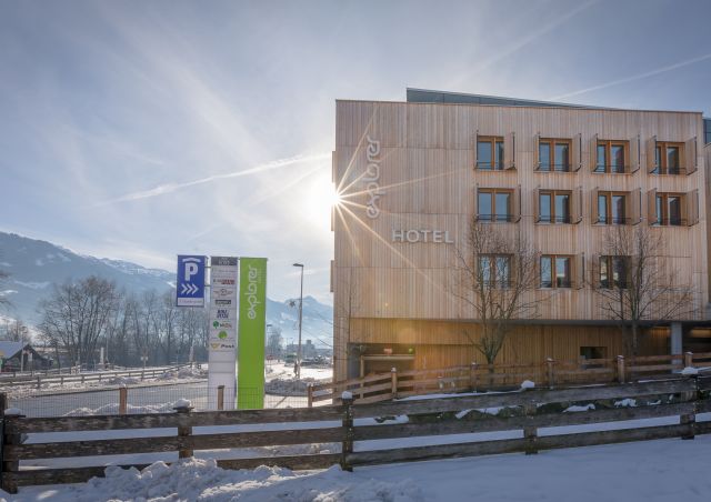 A divatos Explorer Hotel Zillertal mindössze néhány perc sétára található a Hochzillertal-Hochfügen síterület bejáratától.