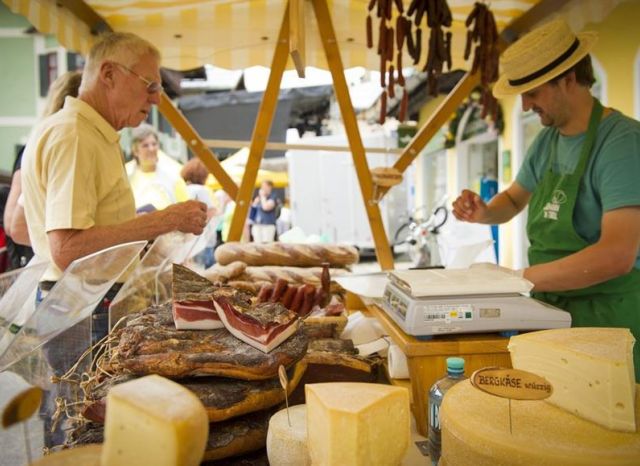 St. Johann weekly market Use image only for St. Johann events!!!
