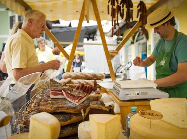 Wekelijkse markt van St. Johann Gebruik de afbeelding alleen voor evenementen in St. Johann!!!