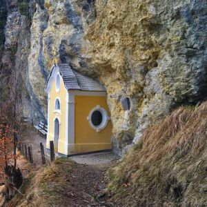 In den Fels hinein gebaut Die Gmailkapelle wurde halb in den Fels gebaut.
Sie gilt als ein Kraftplatz in den Kitzbüheler Alpen.