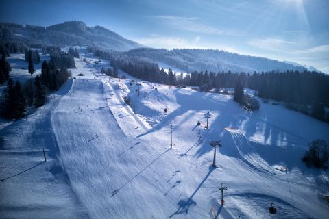 De Alpspitze in Nesselwang in de regio Allgäu, direct naast het Explorer Hotel Neuschwanstein, is ideaal voor skiën met het hele gezin.