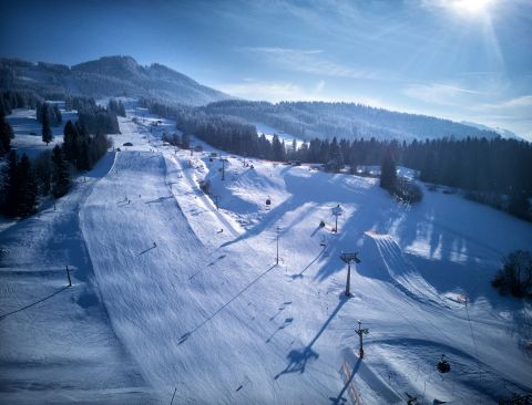 Az Allgäu régióban, Nesselwangban, közvetlenül az Explorer Hotel Neuschwanstein mellett található Alpspitze ideális családi síeléshez.