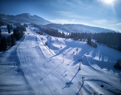 L'Alpspitze a Nesselwang, nella regione dell'Algovia, proprio accanto all'Explorer Hotel Neuschwanstein, è il luogo ideale per sciare in famiglia.