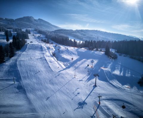 Alpspitze v Nesselwangu v regionu Allgäu, hned vedle hotelu Explorer Hotel Neuschwanstein, je ideální pro rodinné lyžování.