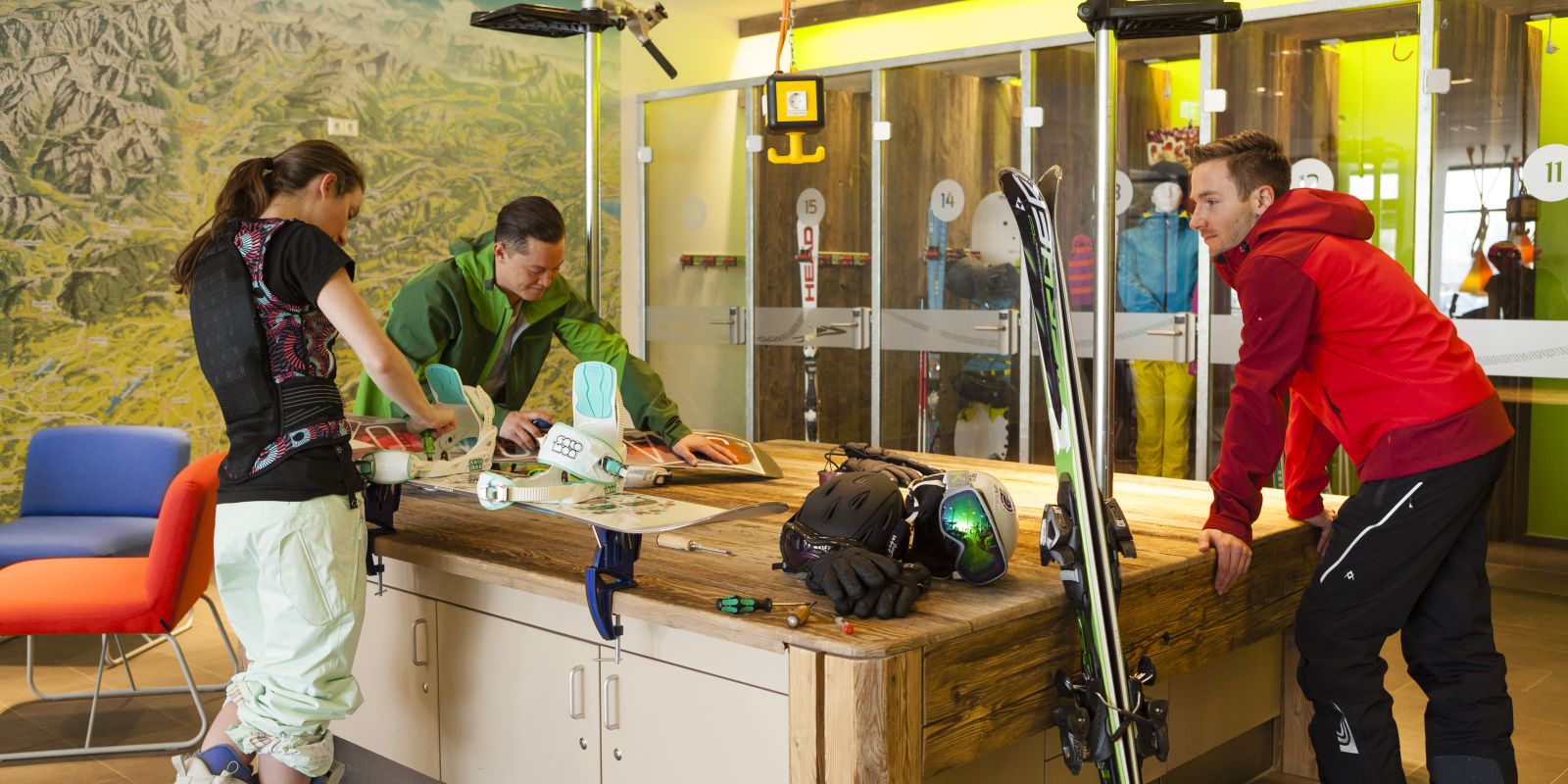 Deine Ski und Snowboard bringst Du an der Werkbank mitten in der Lounge auf Vordermann.
