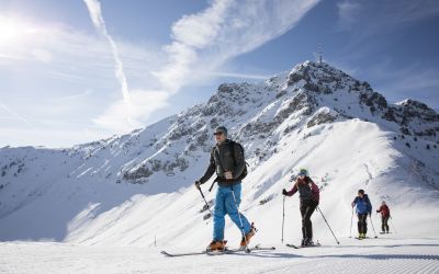 Skitouren gehen ist die perfekte Alternative zum Skifahren, Snowboarden oder Langlaufen.