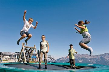 Ganz viel Fun & Action erwartet Groß und Klein in der KaiserWelt Scheffau. Jemand Lust auf Trampolin springen? ;)