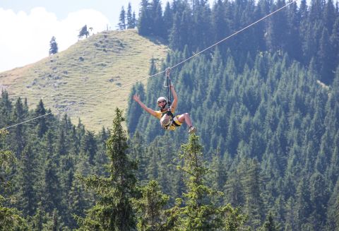 Přímo před hotelem Explorer Hotel Neuschwanstein v Nesselwangu můžete vylézt na Alpspitze a poté se z vrcholu spustit zpět dolů lanovkou AlpspitzKICK.